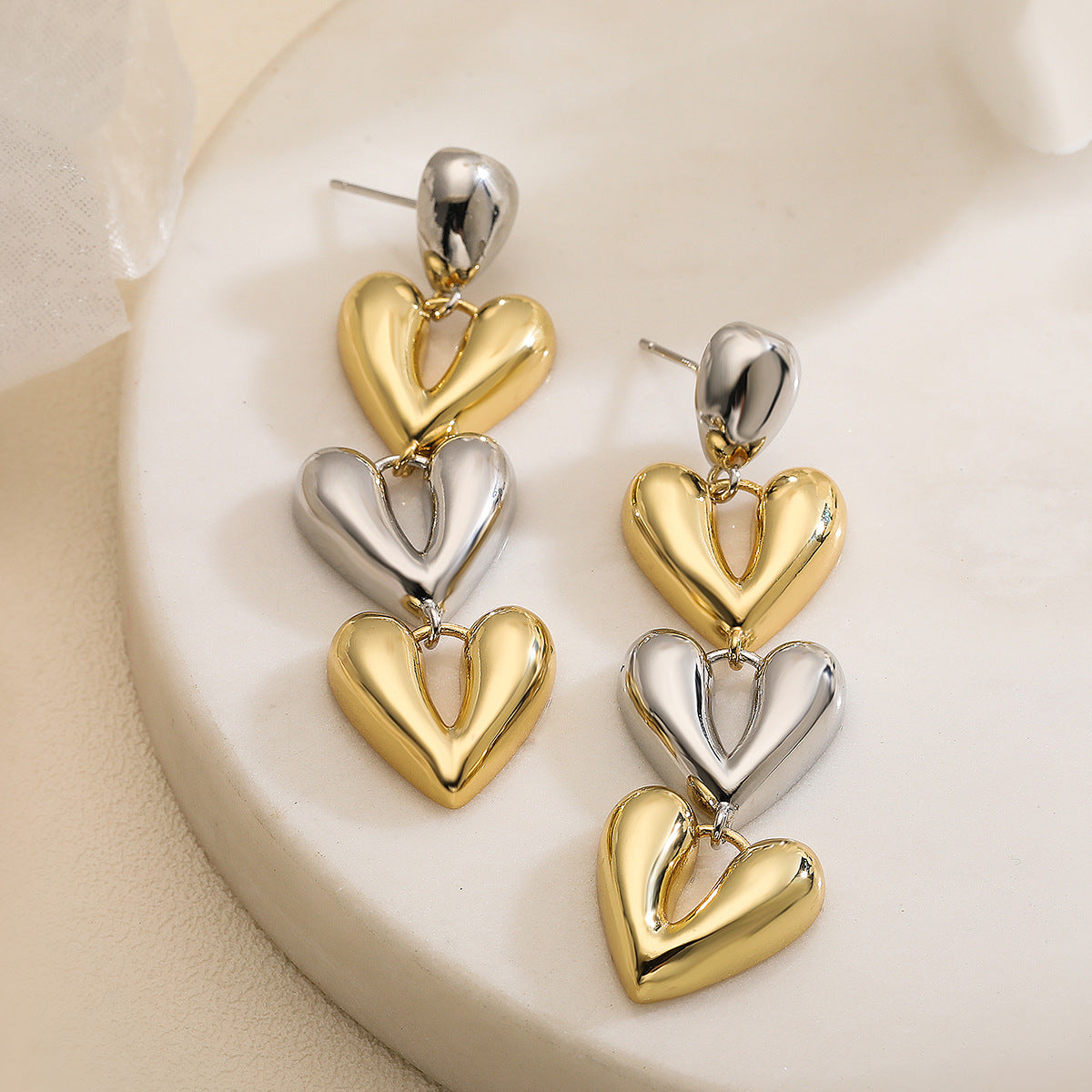 Orecchini minimalisti in rame placcato oro a forma di cuore con design irregolare da donna