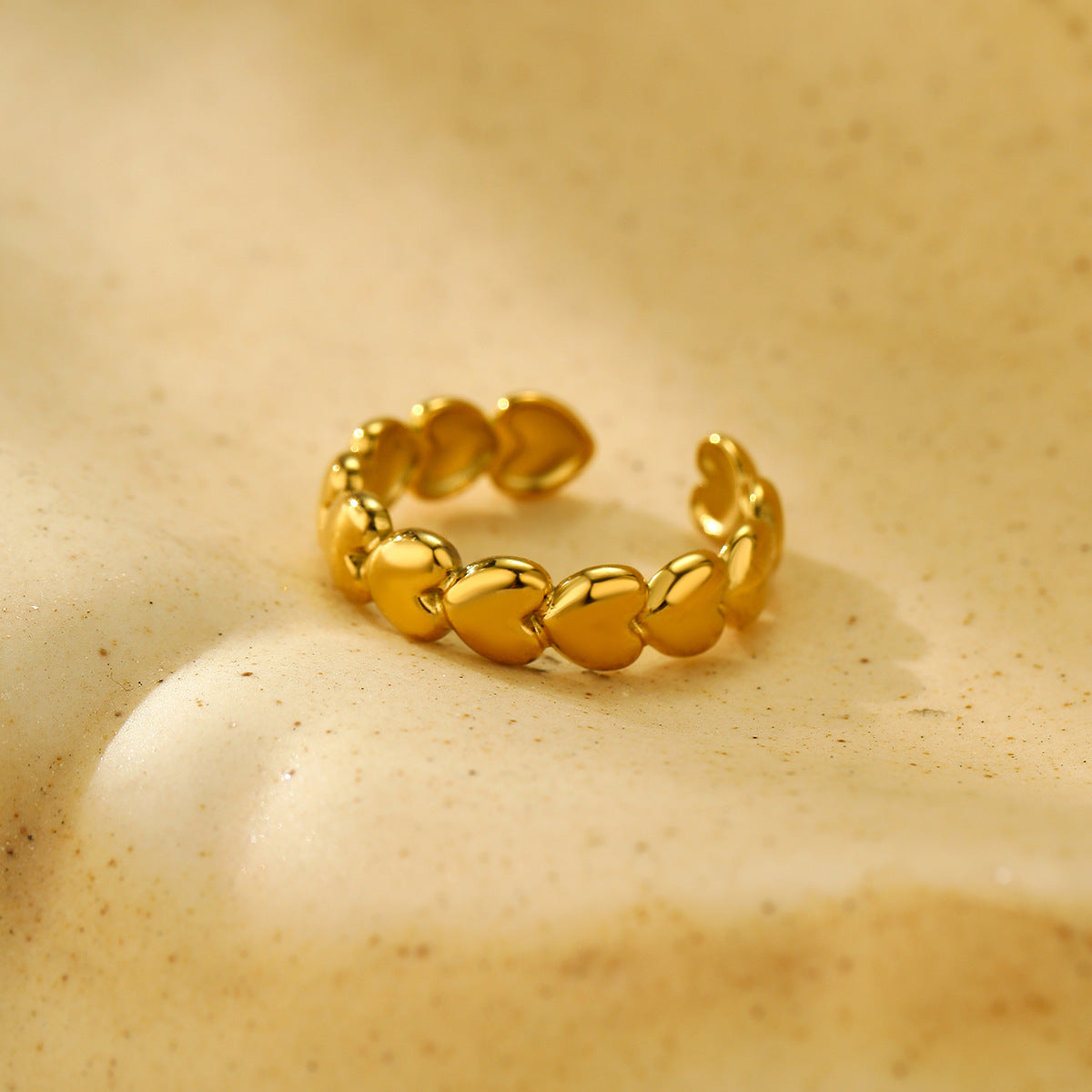 Anillo de acero inoxidable con forma de corazón, ajustable y a la moda para mujer con acabado chapado