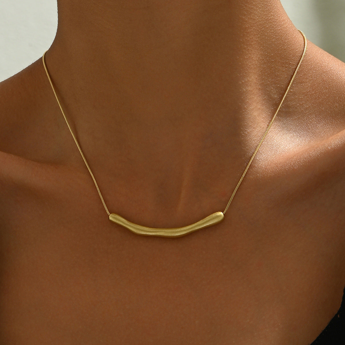Collar largo geométrico minimalista para mujer con líneas metálicas chapadas en cobre y delicado diseño a la altura de la clavícula