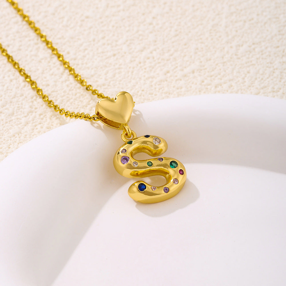 Elegante collana con ciondolo a lettera e cuore da donna in acciaio inossidabile con catena a maglie e dettagli a micro-pavé