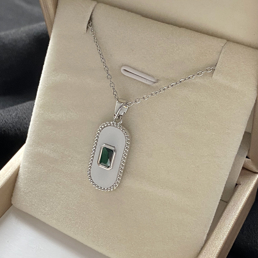 Elegante Collana con Ciondolo a Farfalla Floreale in Acciaio al Titanio, Rame Placcato e Zirconia Micro-Incastonata su Catena ad O per Uomo e Donna