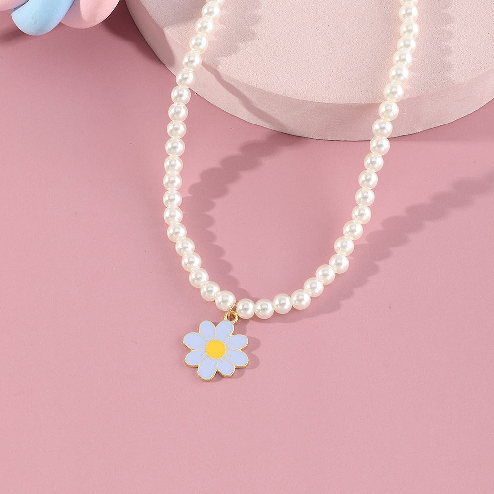 Collana pendente margherita minimalista per bambini con catena in acrilico e perle, ciondolo in resina, finitura artigianale