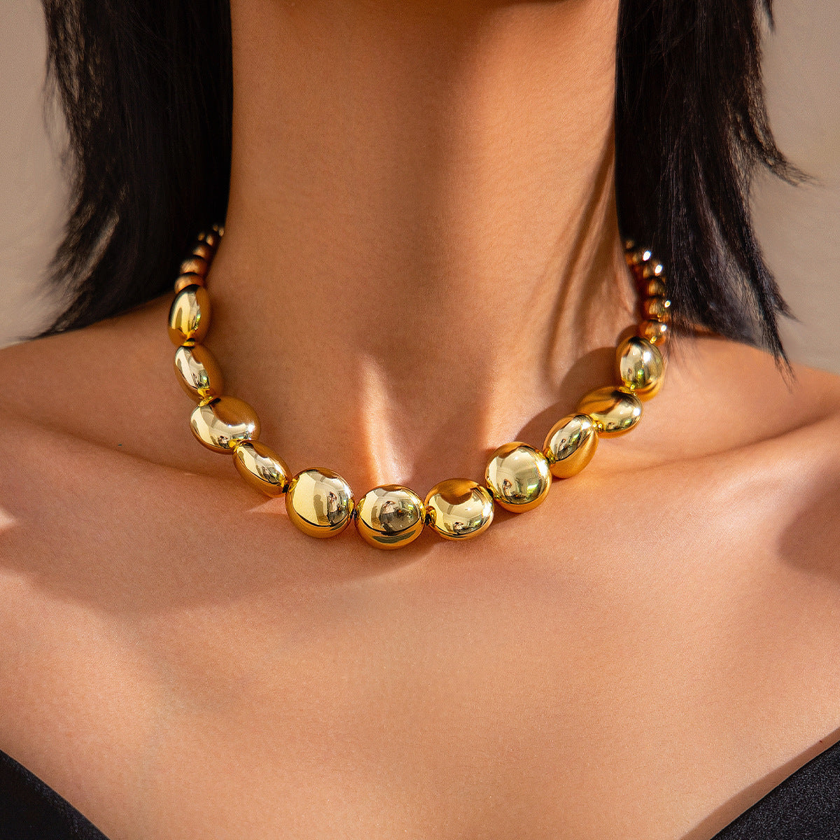 Collana da donna con clavicola geometrica testurizzata, pendente in lega con finitura galvanica e dettagli esagonali