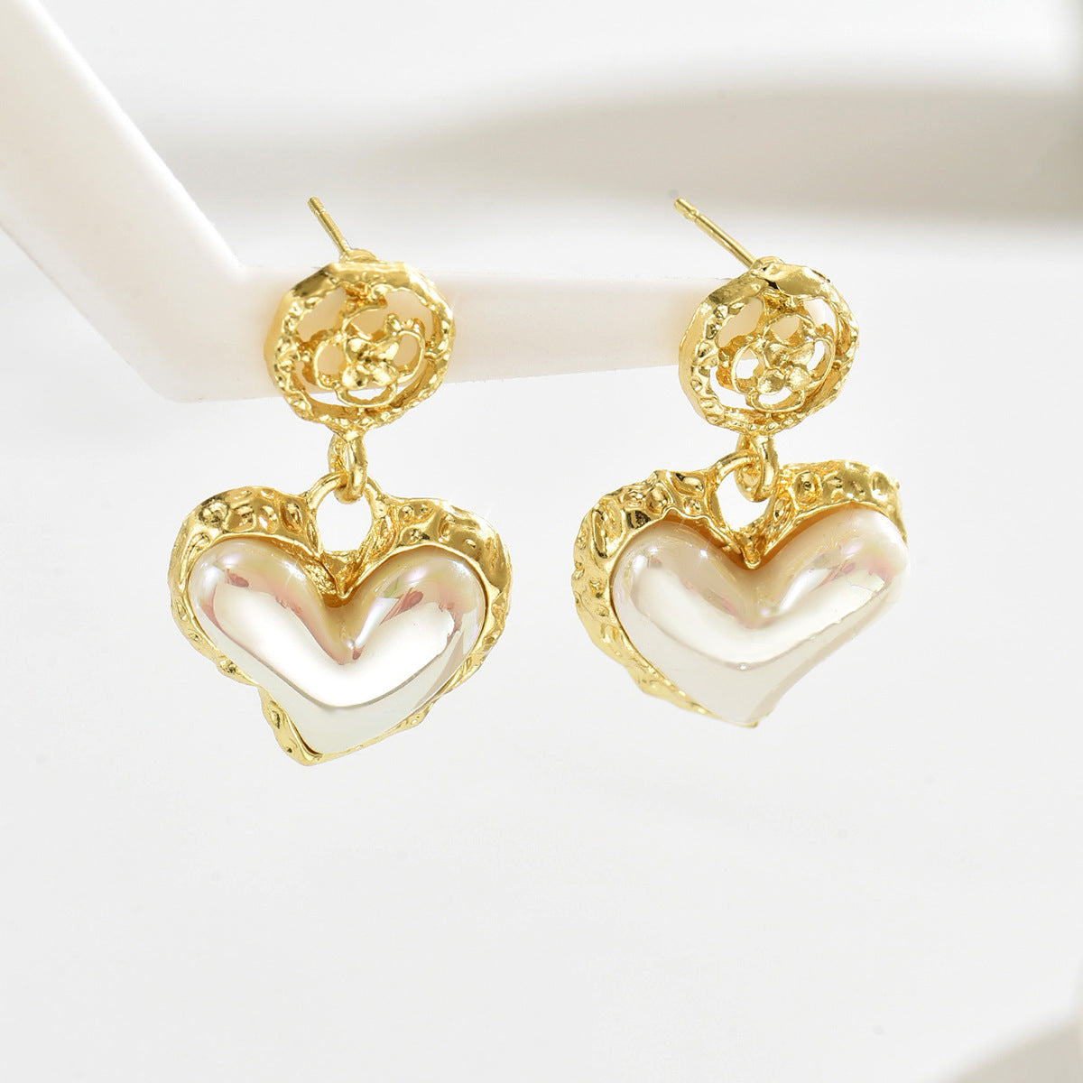 Orecchini a perno da donna minimalisti geometrici a forma di cuore con perla intarsiata in lega di zinco e un'estetica lussuosa