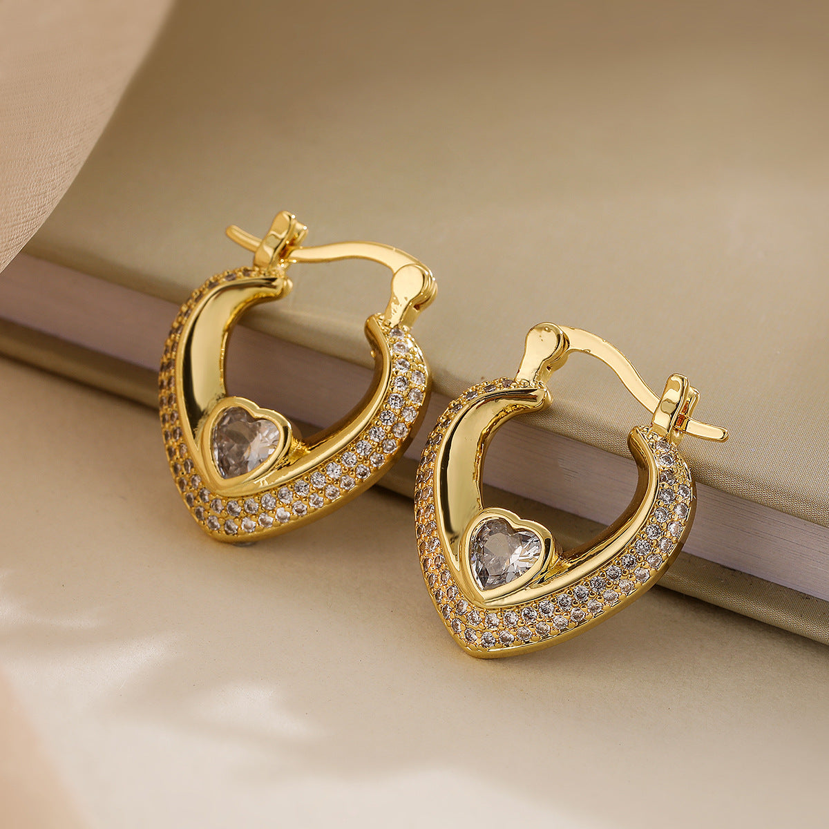 Orecchini minimalisti a forma di cuore in rame placcati oro 18K con zirconi per donna