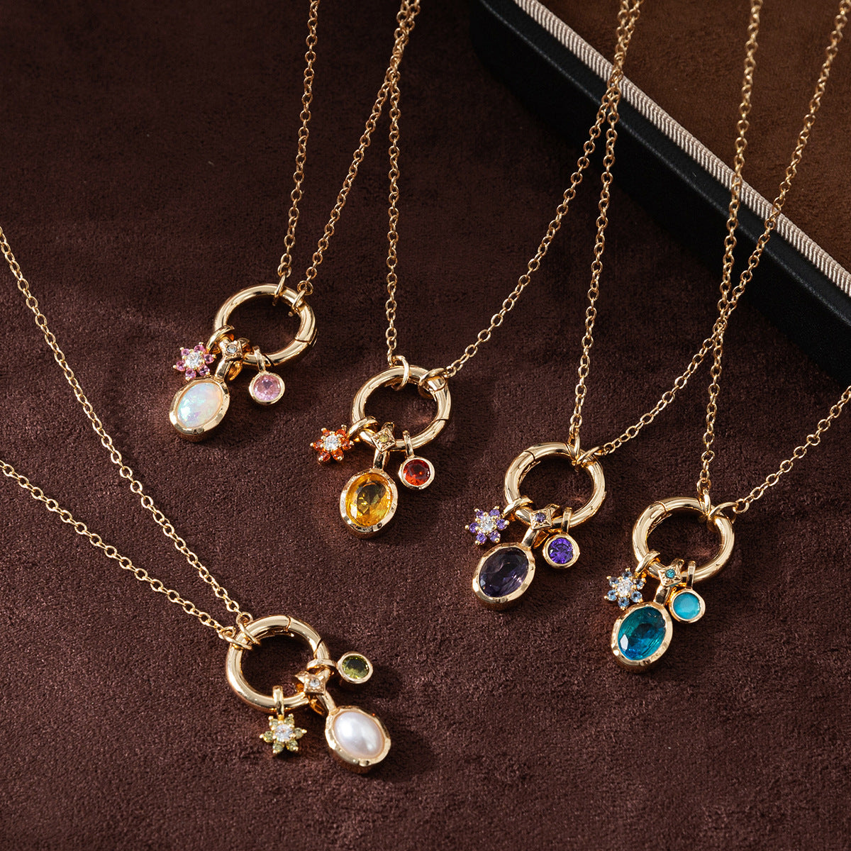 Collana geometrica con pietra portafortuna in ottone placcato oro con ciondolo a barra e zirconia cubica per donna