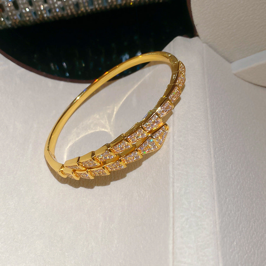 Bracciale da donna di lusso vintage placcato oro 18 carati con fibbia trapezoidale e intarsio in zirconi