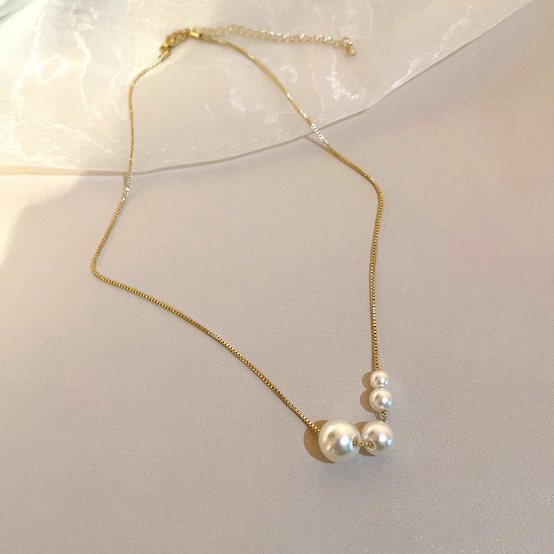 Elegant Floral Abalone-Inspired Pendant Necklace for Women in Alloy with Plated Finish, Delicate Clavicle Chain for Everyday Wear
