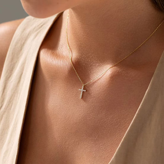 Classico ciondolo a croce da donna in rame con intarsio di zirconi e placcatura in oro su catena a maglie O-ring