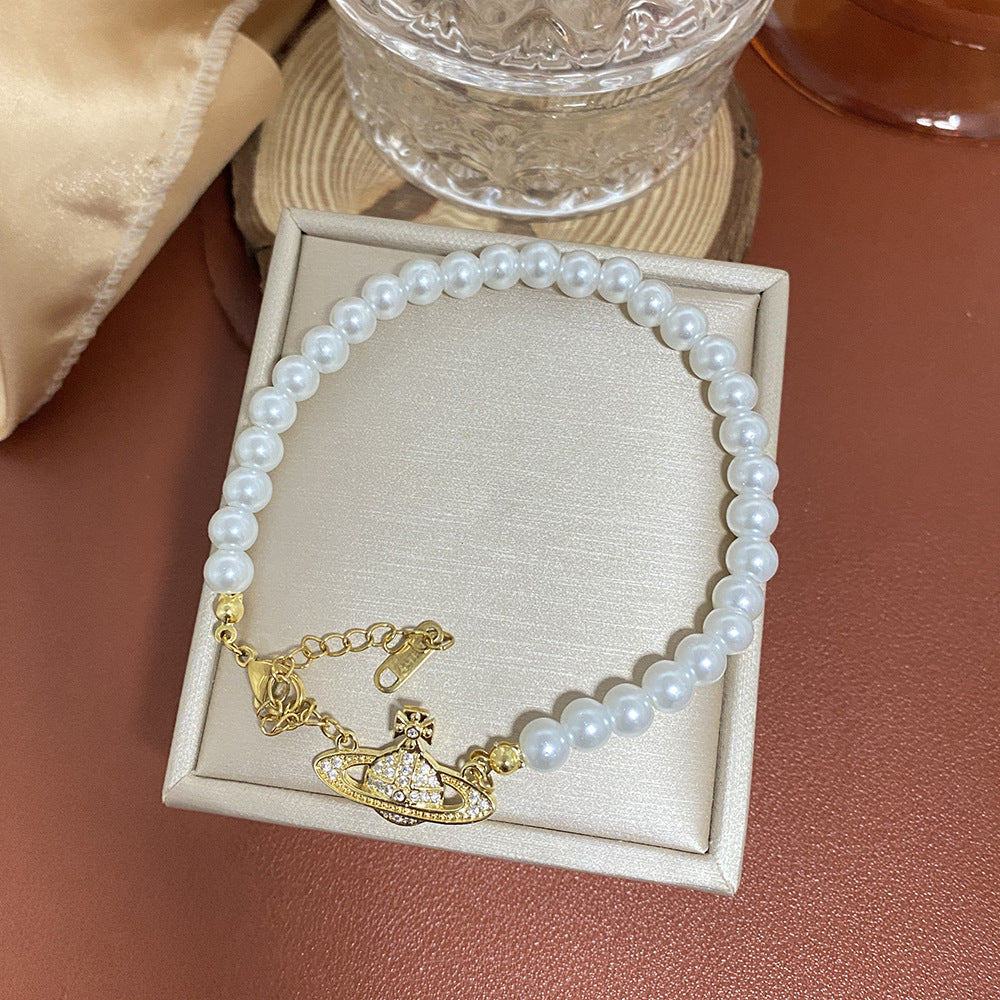 Collana Minimalista a Forma di Saturno con Perla in Acciaio al Titanio con Pendente Placcato Oro su Catena a O per Donne e Uomini
