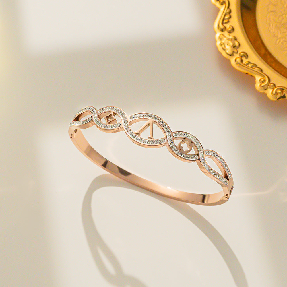 Bracciale da donna in acciaio al titanio a forma di V con trifoglio alla moda e finitura placcata
