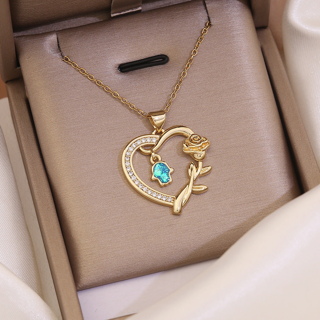 Fashionable Heart-Shaped Copper Pendant Necklace with 18K Gold Plating for Women