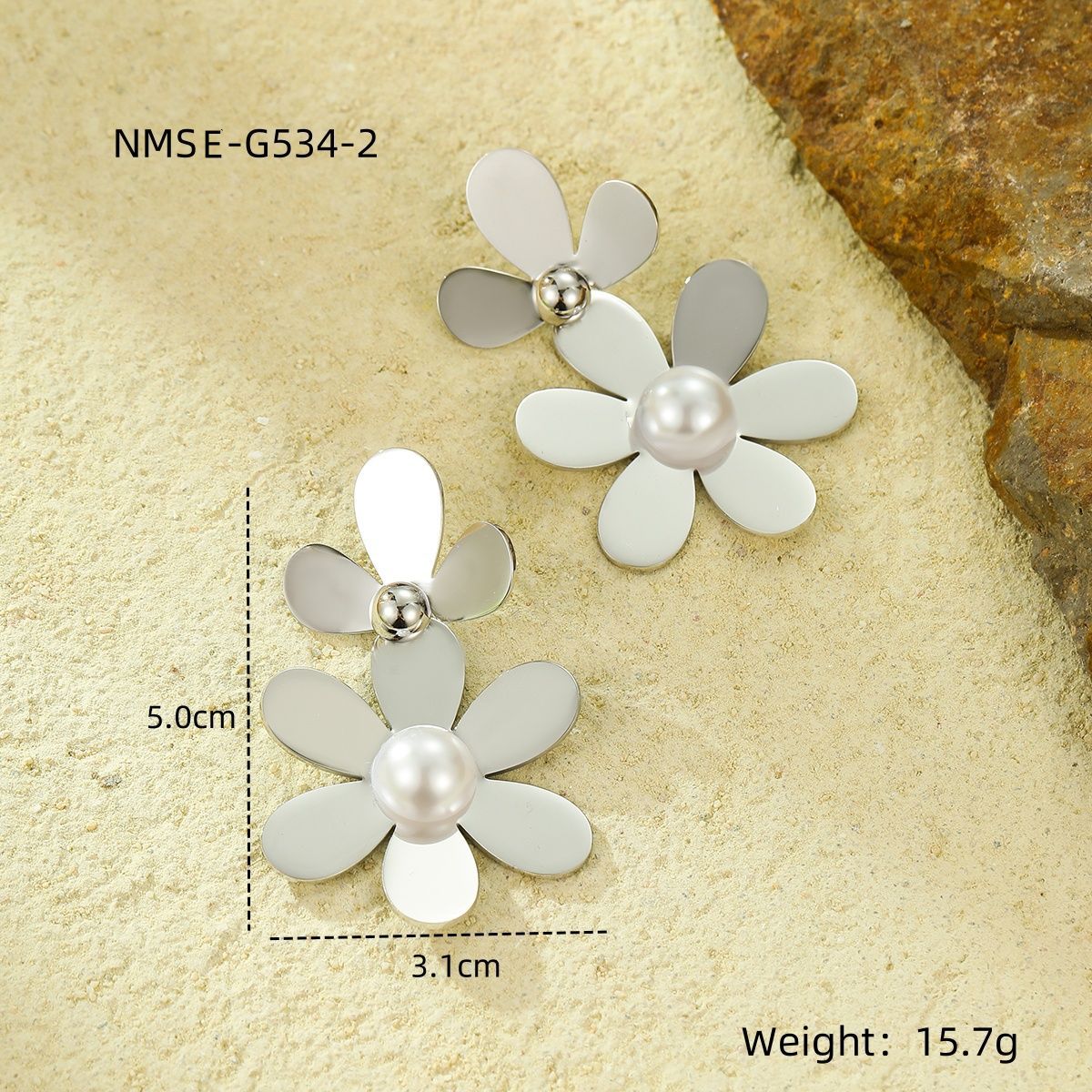 Pendientes de tuerca de acero inoxidable vintage en forma de pétalo con incrustaciones de perlas y detalle de borla para mujer