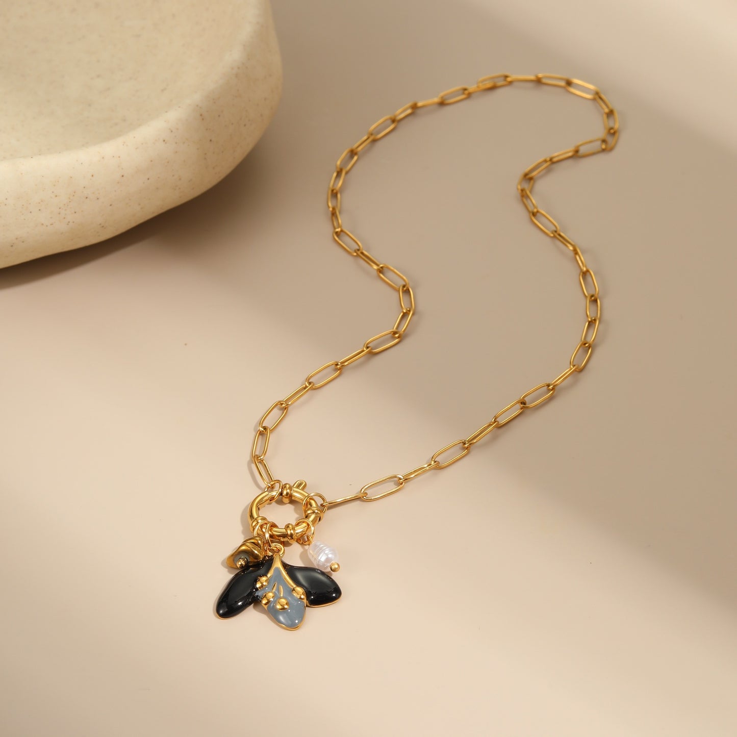 Fashionable Minimalist Black Enamel Floral Pendant Necklace in Stainless Steel for Women