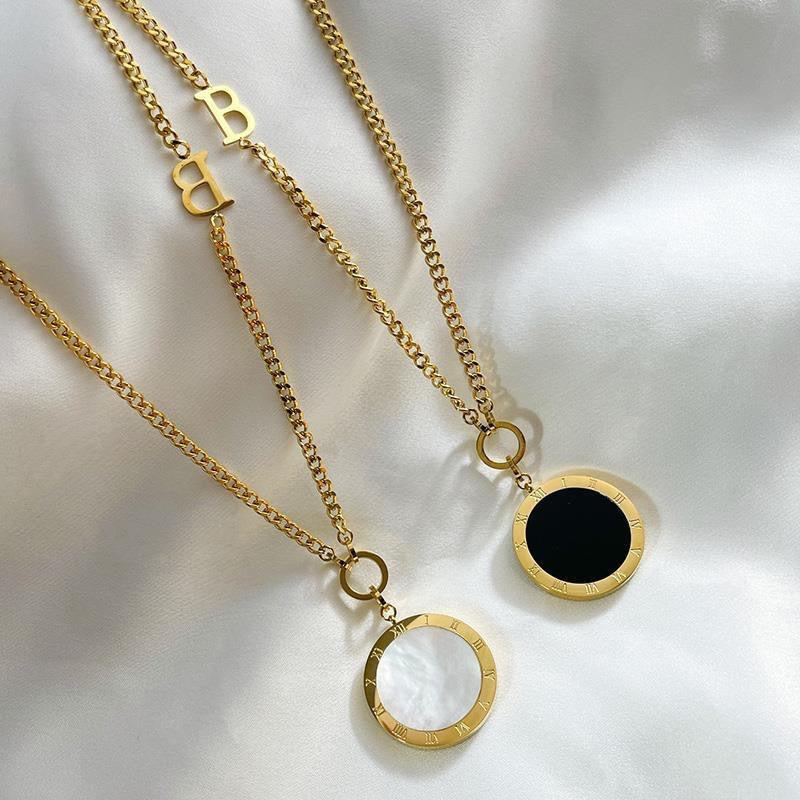 Collana con Pendente Minimalista a Numeri Romani su Due Lati in Acciaio al Titanio con Finitura Lucida da Donna