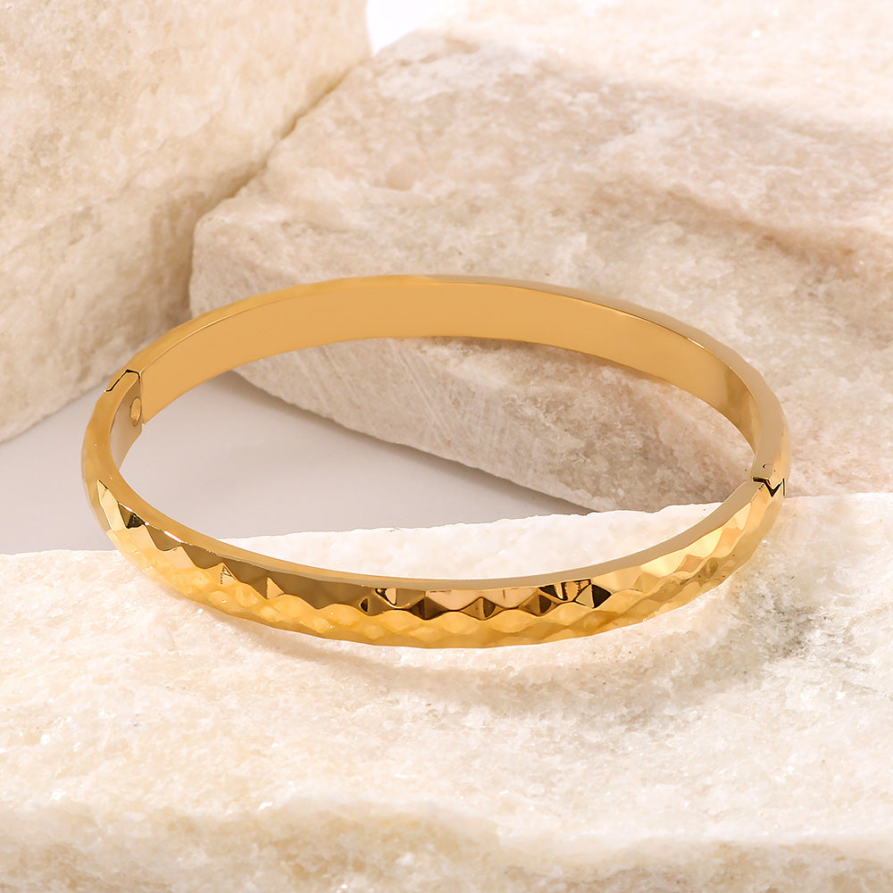 Bracciale geometrico in acciaio al titanio da donna con placcatura in oro 18 carati e finitura a trama ondulata