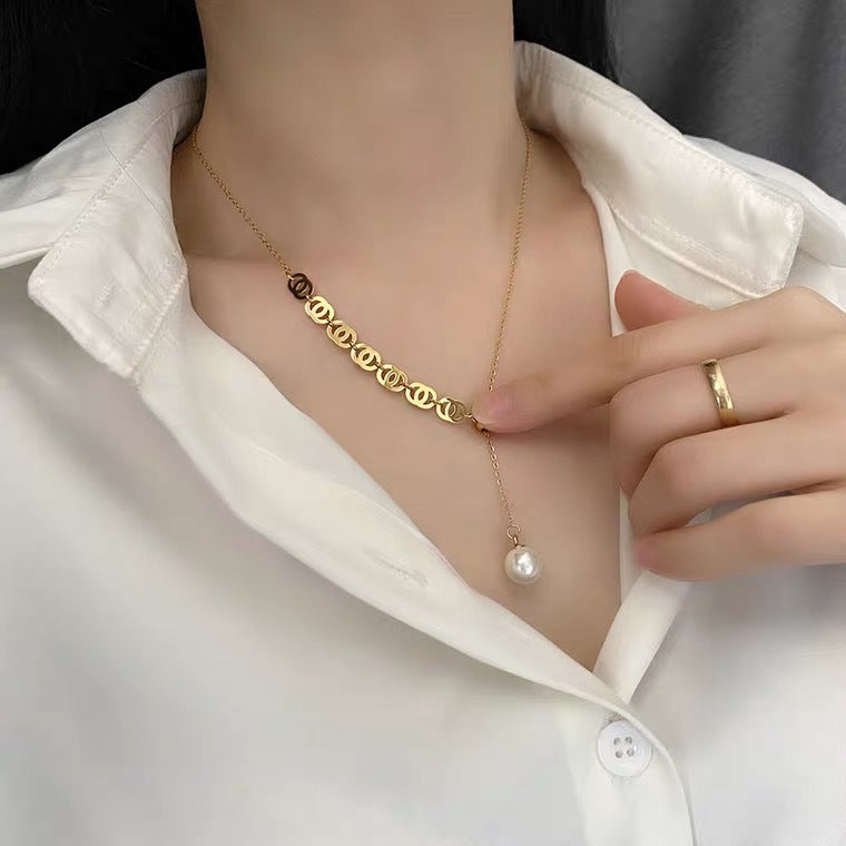 Collana con Pendente a Doppio Anello Geometrico Minimalista da Donna in Acciaio al Titanio con Finitura Placcata, Catena Regolabile per Clavicola