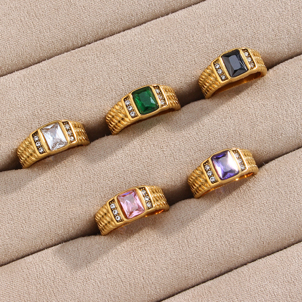 Anello di lusso geometrico in acciaio inossidabile con placcatura in oro 18 carati e dettagli in zirconi quadrati