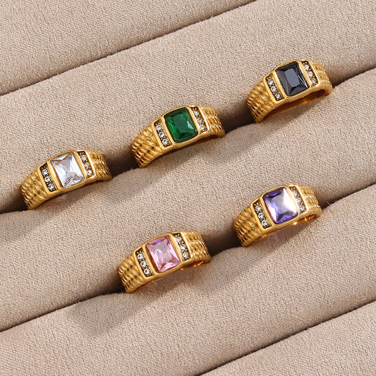 Anillo de lujo geométrico de acero inoxidable con baño de oro de 18 quilates y detalles de circonita cuadrada