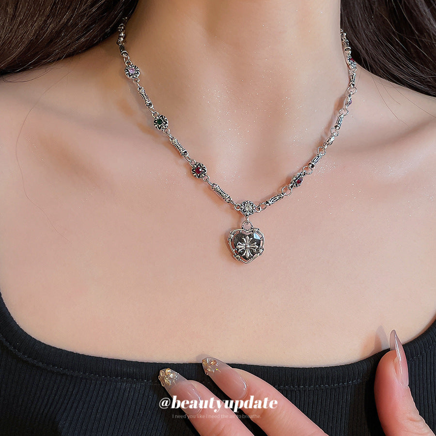 Collana Minimalista Cool Chic con Ciondolo a Croce a Forma di Cuore con Strass per Donna, Delicata Catena alla Clavicola, Gioielli di Lusso a Strati