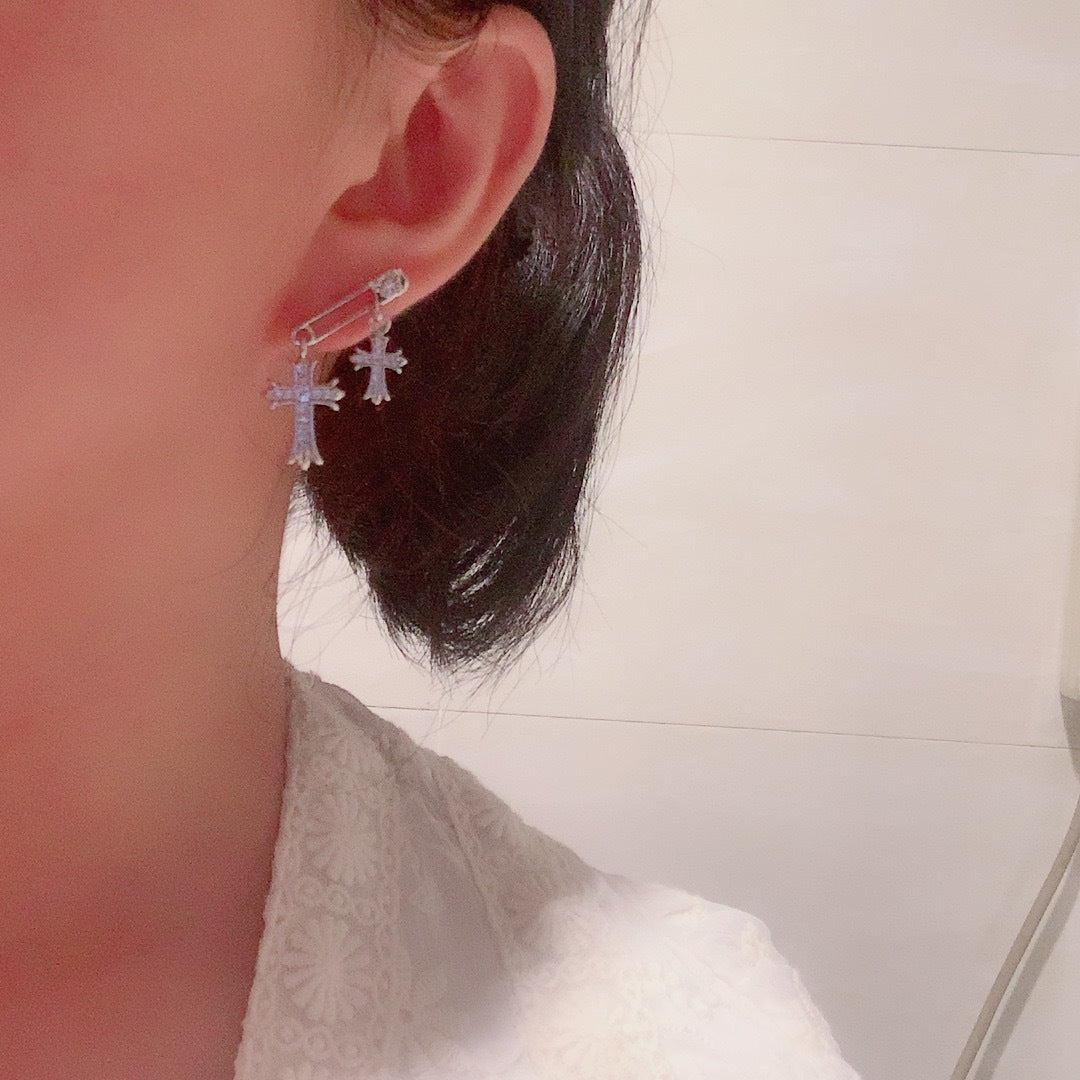 Orecchini a perno da donna a croce minimalisti in acciaio e titanio con finitura galvanica, gioielli geometrici da orecchio color freddo