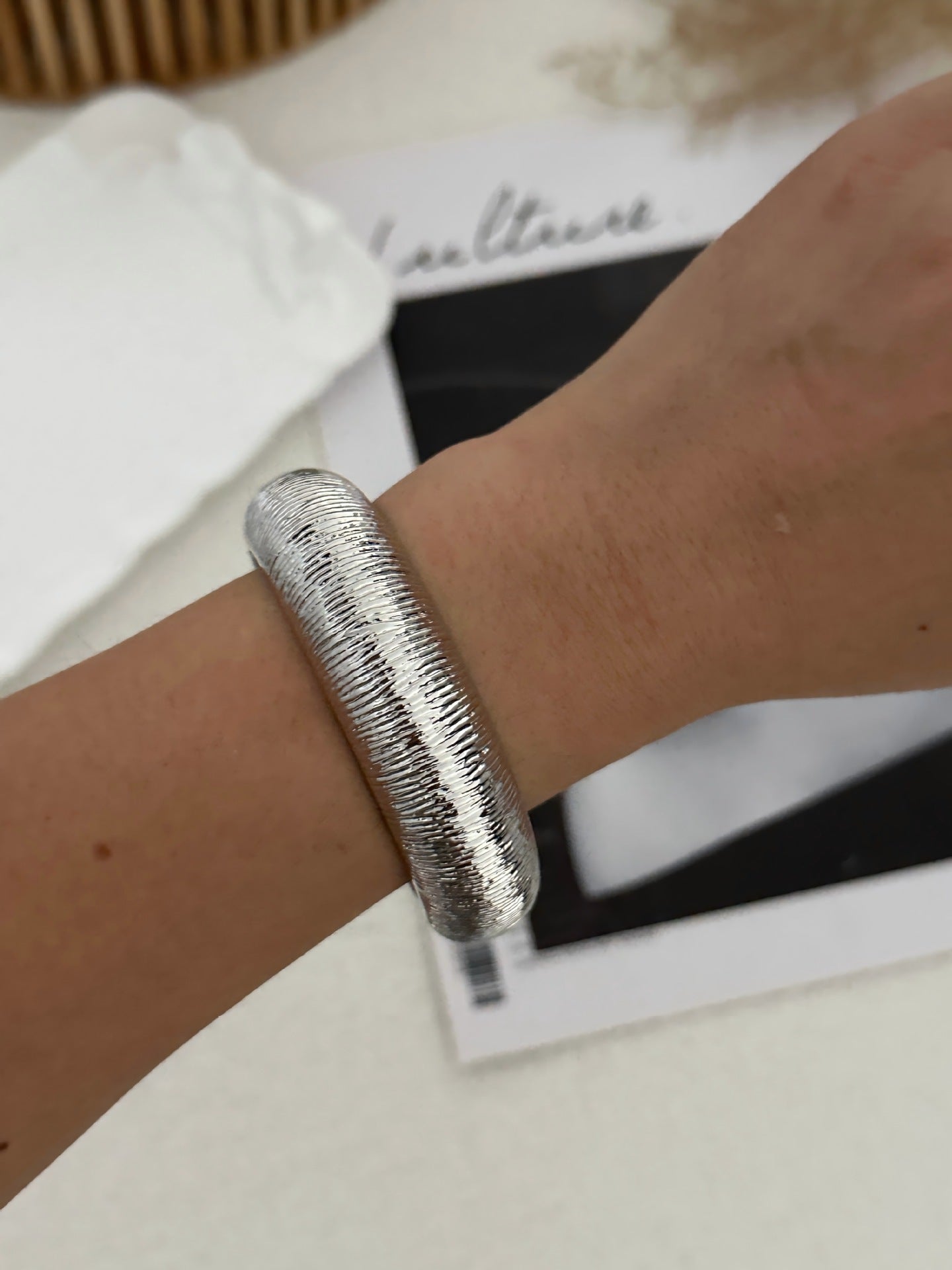 Bracciale rigido da donna in lega placcata, geometrico e ampio
