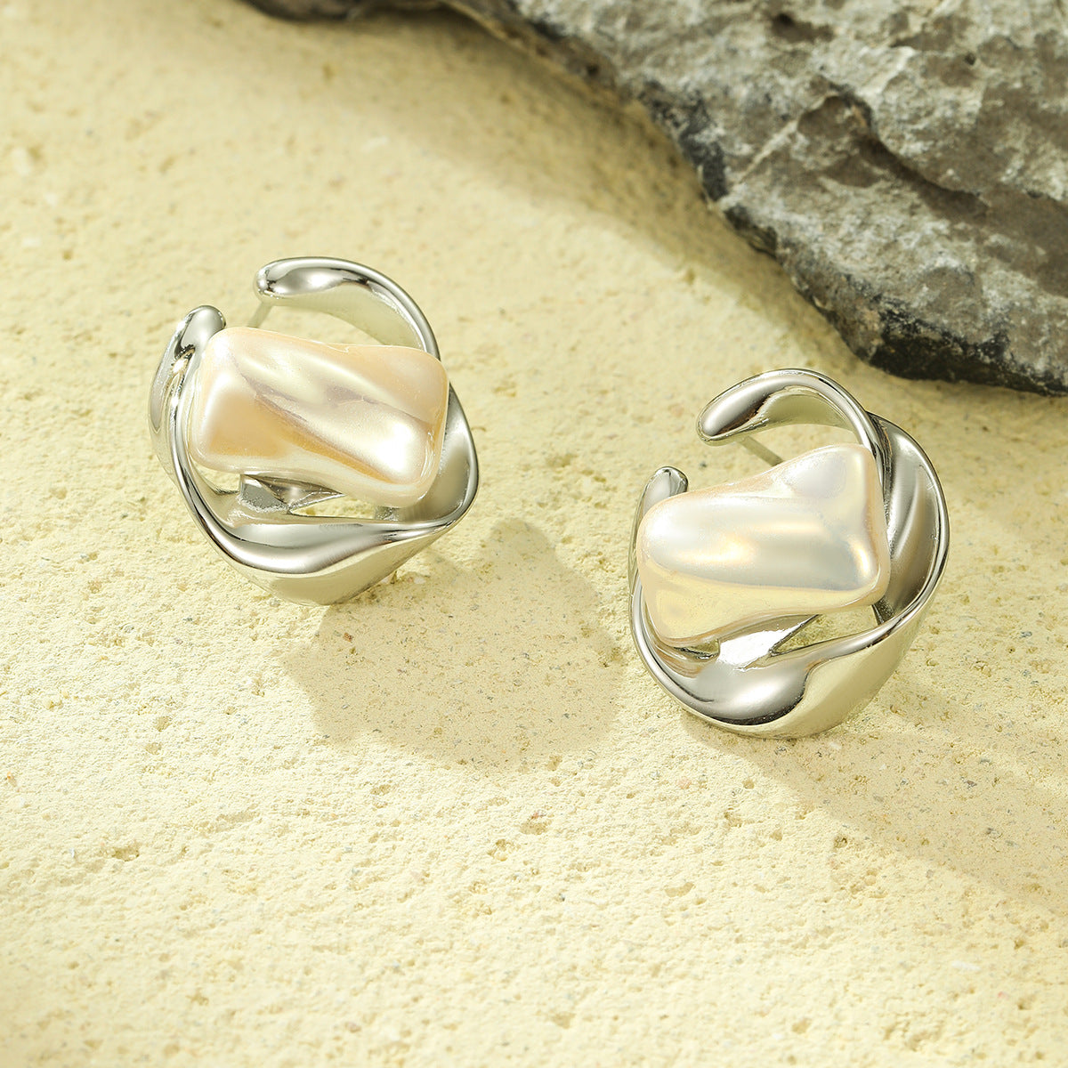 Pendientes de acero de titanio con incrustaciones de perlas, diseño geométrico irregular estilo vintage francés, joyería minimalista de moda galvanizada para mujer