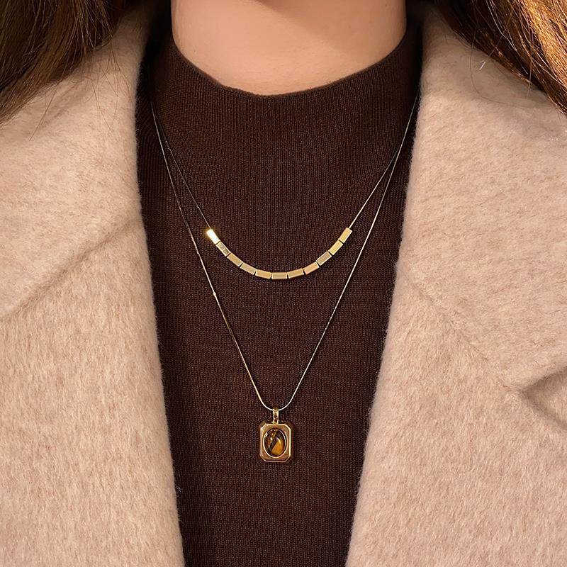 Collana con ciondolo quadrato in rame placcato oro stile retrò Mahlede da donna con design geometrico e catena alla clavicola