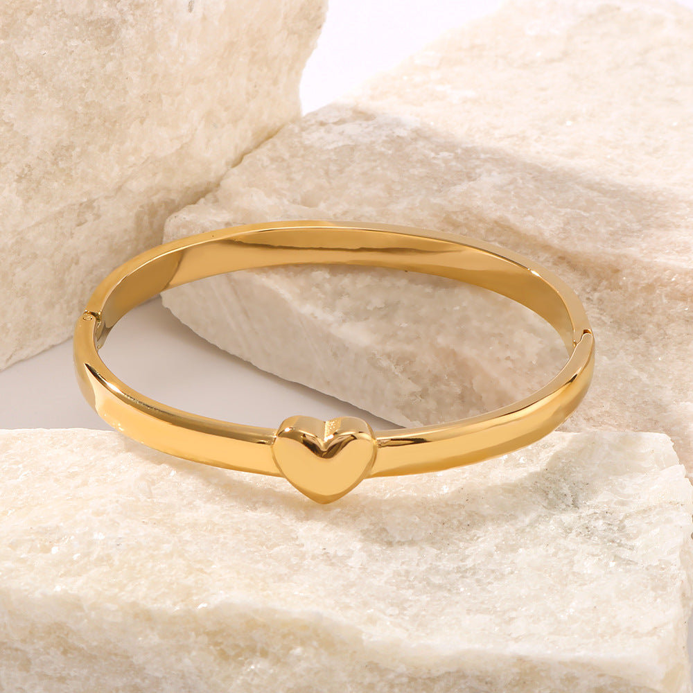 Bracciale minimalista a cuore in acciaio inossidabile placcato oro 18 carati, superficie liscia lucida, design contemporaneo versatile