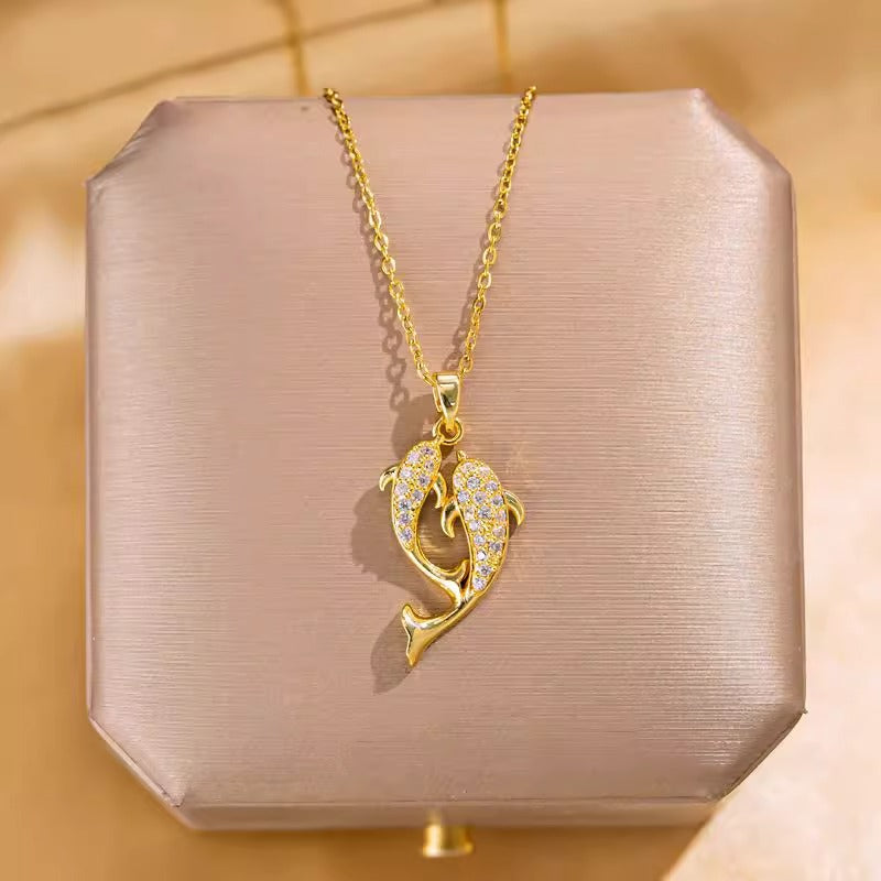 Collana con ciondolo a doppio pesce minimalista in acciaio al titanio con placcatura in oro per donne e uomini, gioielli a medaglione con catena a O e design floreale irregolare