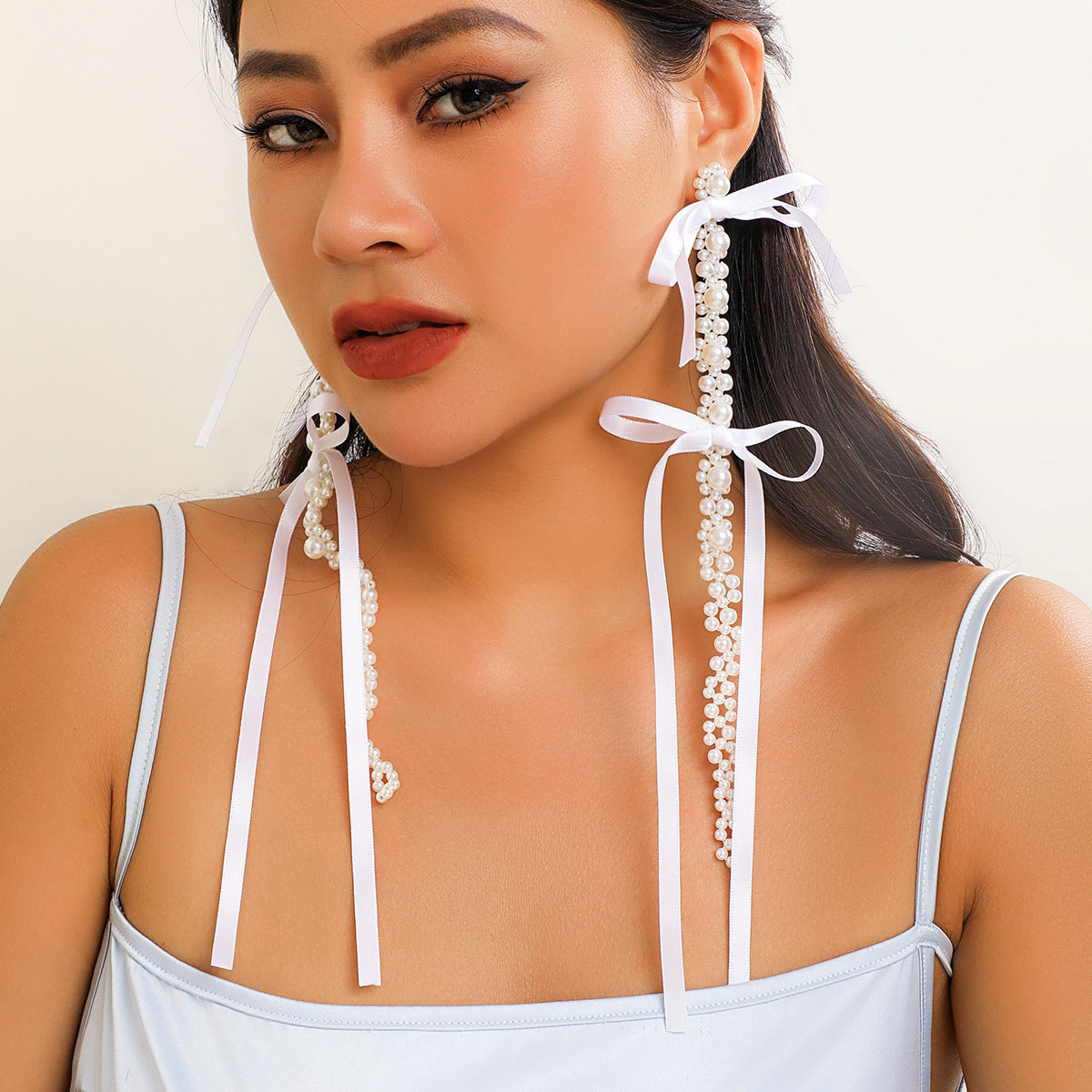 Aretes tipo broquel con borlas, lazos, perlas de imitación y flores de cristal estilo bohemio exagerado para mujer