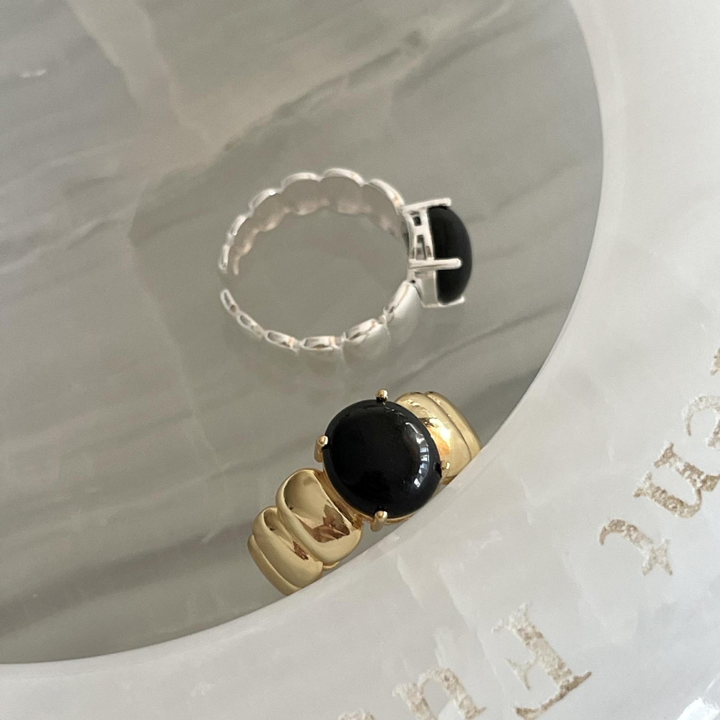Anillo minimalista de ágata negra geométrica redonda de plata de ley 925 chapada para mujer