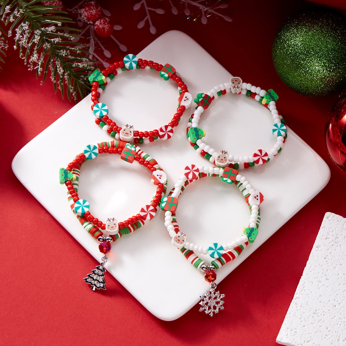 Set di Braccialetti di Natale Fatti a Mano con Perline e Personaggi dei Cartoni Animati per Donna, con Accenti in Cristallo, Vetro, Argilla Polimerica e Lega, e Motivi Festivi a Renna e Campanella