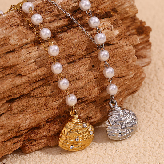 Collana con ciondolo a conchiglia asimmetrico d'ispirazione vintage da donna in acciaio inossidabile con placcatura in oro 18 carati e dettagli in strass