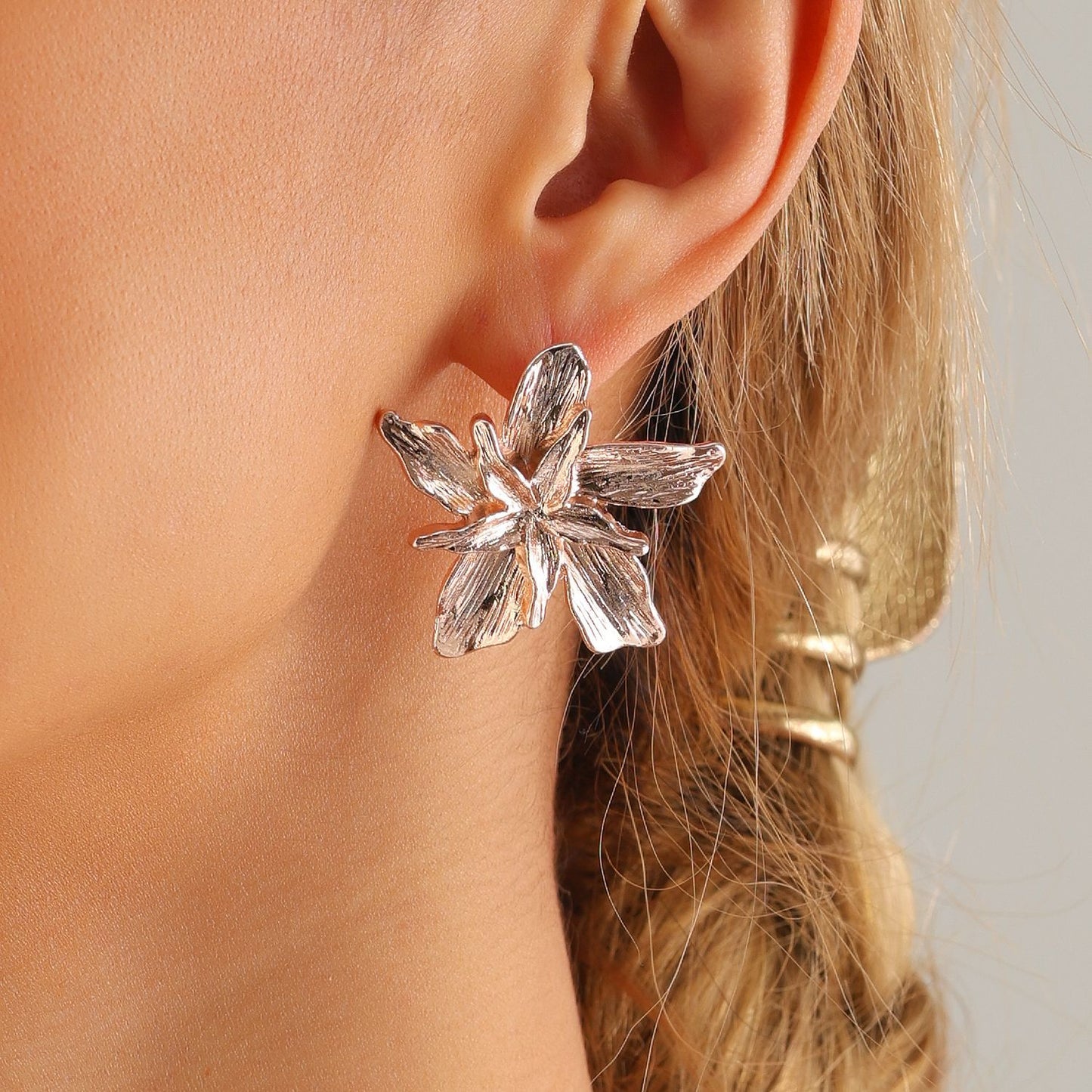 Fashionable Geometric Flower-Shaped Alloy Earrings with Metallic Finish and Plated Surface