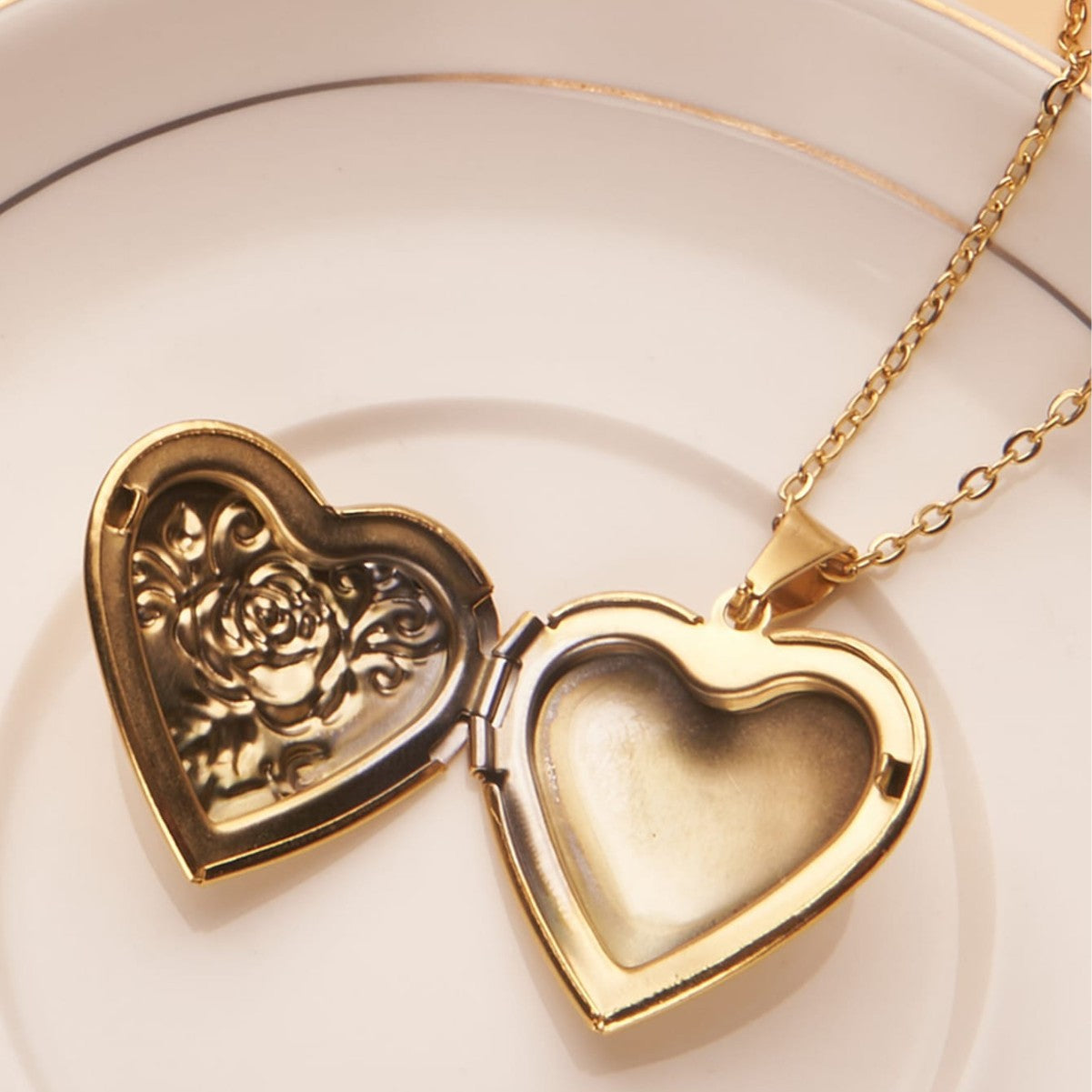 Luxury Rose-Shaped Opening Photo Frame Pendant Necklace in Stainless Steel with Polished Finish for Unisex Daily Wear