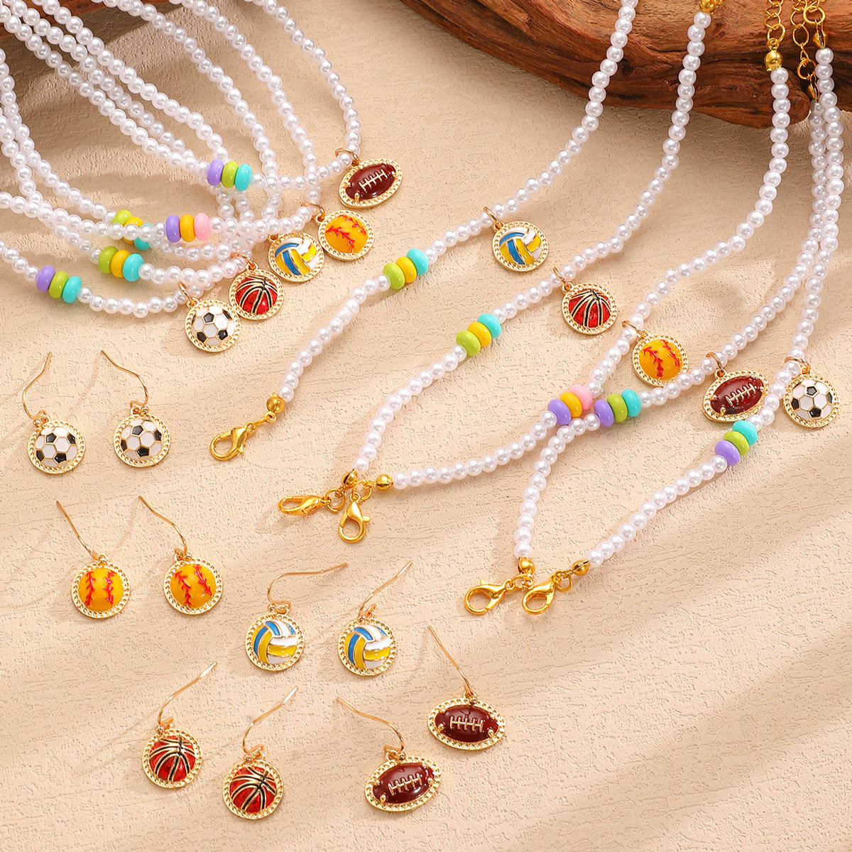 Set di Collana, Bracciale e Orecchini con Pendente a Sfera in Lega di Zinco Placcata Sportiva e Perle per Donna