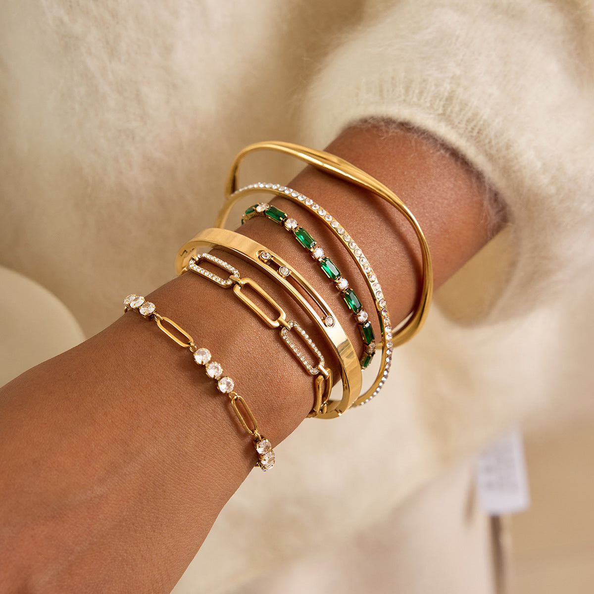 Pulsera minimalista ajustable de acero titanio chapado en oro con detalles de circonitas blancas para mujer