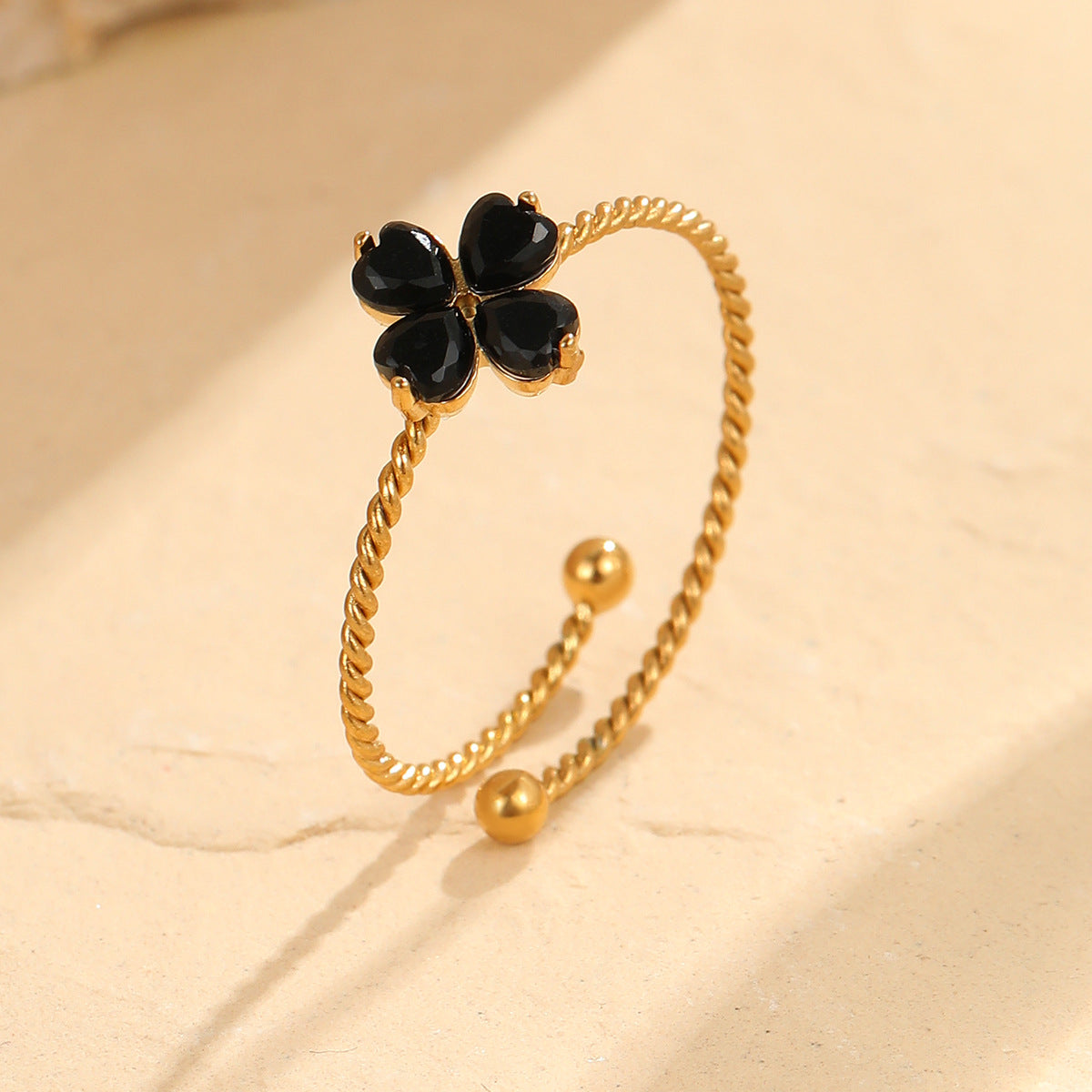 Anillo minimalista de acero inoxidable con forma de trébol de cuatro hojas y acabado galvanizado para mujer