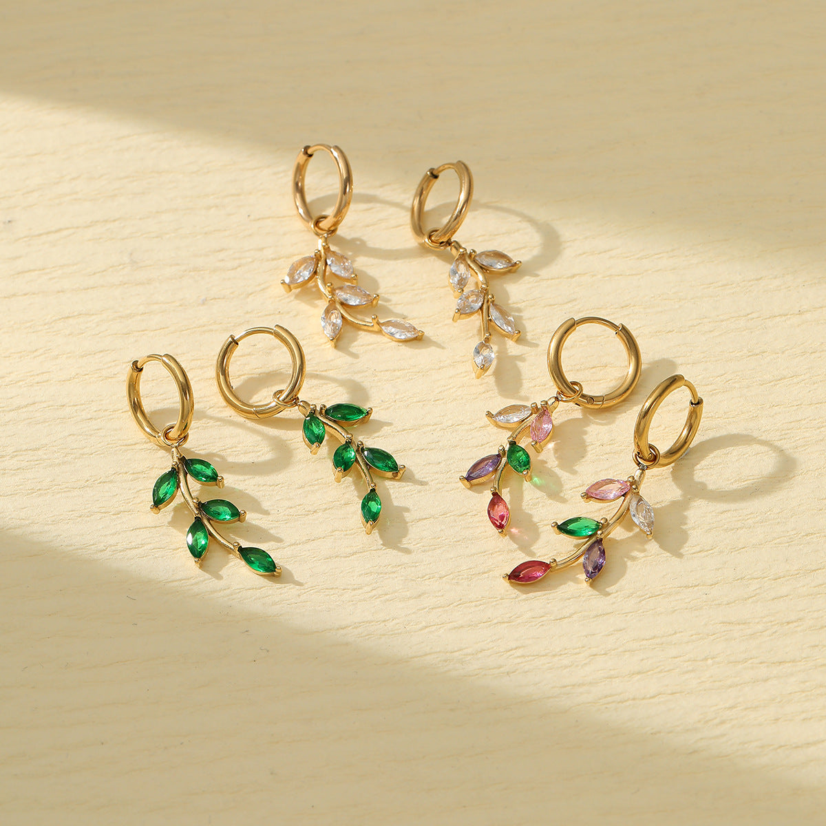 Orecchini da donna minimalisti in acciaio al titanio a forma di petalo con intarsio di strass