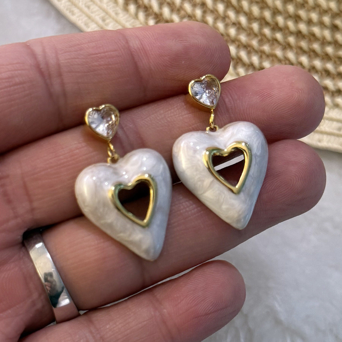 Orecchini a perno minimalisti a forma di cuore in acciaio al titanio smaltato da donna