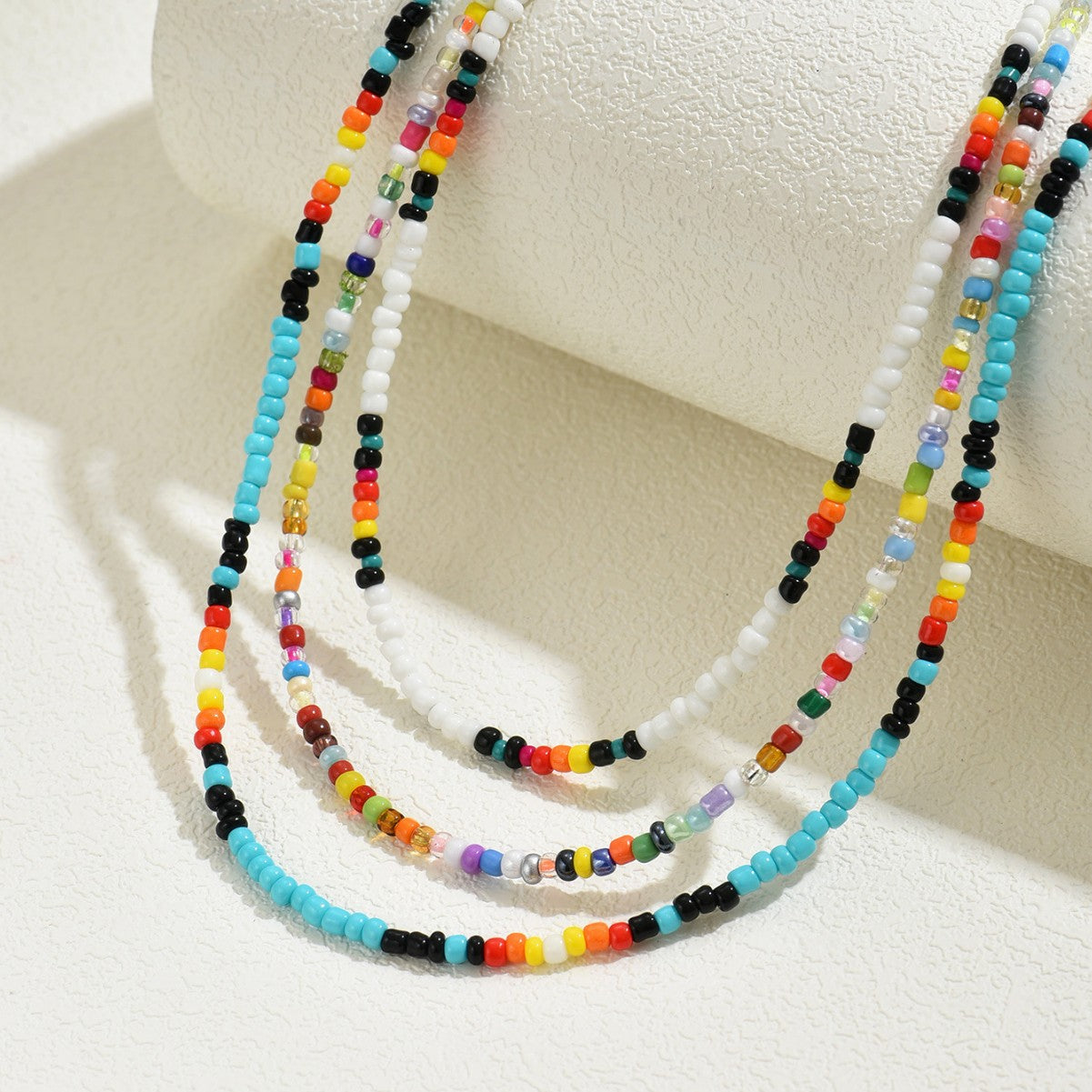 Collar largo de clavícula con múltiples capas geométricas para mujer, con cuentas de semillas coloridas tejidas a mano y diseño elíptico lineal