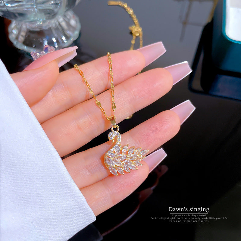 Collar de titanio minimalista con colgante geométrico de cisne para mujer con incrustaciones de diamantes de imitación