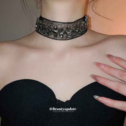 Collar con colgante floral romántico oscuro para mujer con incrustaciones de diamantes de imitación en banda de gasa, cadena de clavícula minimalista de aleación