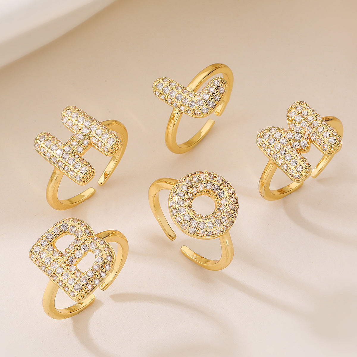 Anillo de cobre minimalista de forma geométrica con letras, chapado en oro de 18K y detalles de circonita para mujer