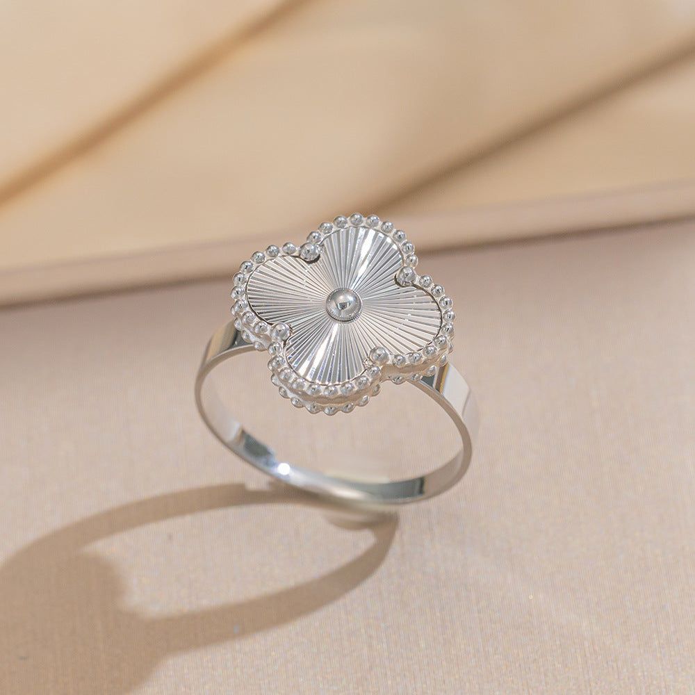 Collana con Ciondolo Trifoglio Minimalista in Acciaio al Titanio con Finitura Laser e Placcatura Oro da Donna