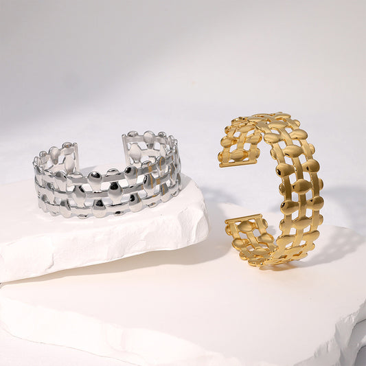 Bracciale a Polsino Geometrico Vintage Stile Francese Vuoto in Acciaio Inox con Texture Intrecciata, Placcatura Oro e Finitura Resistente allo Sbiadimento