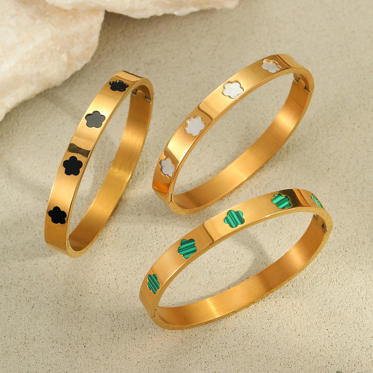 Bracciale da donna in acciaio inossidabile con intarsio in madreperla a forma di fiore, stile OL alla moda, con finitura placcata