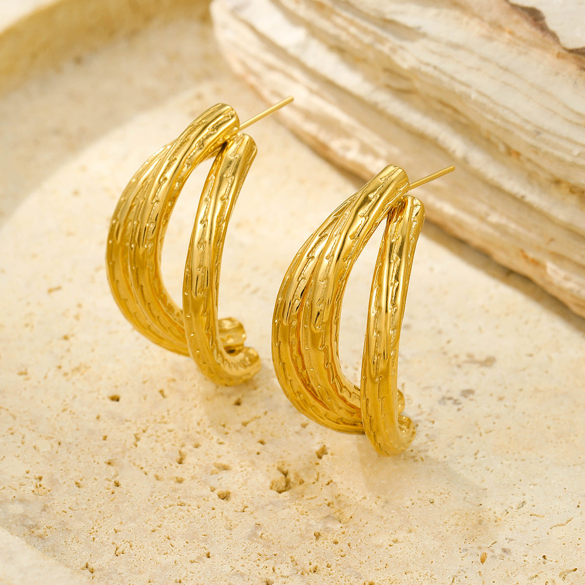 Pendientes de aro minimalistas geométricos de acero inoxidable con forma de arco, superficie texturizada y acabado chapado