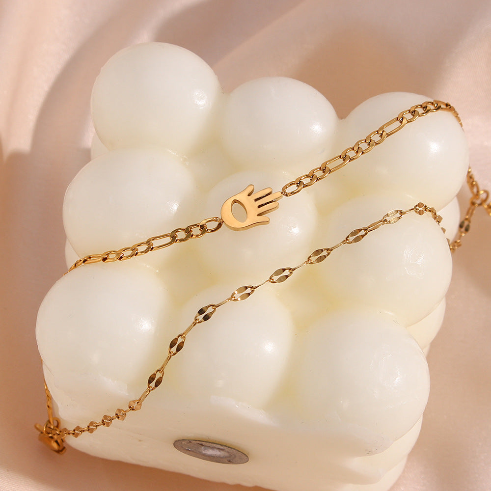 Pulsera Minimalista de Acero Inoxidable con Colgante de Labios Geométricos, Doble Capa y Mano de la Suerte con Acabado Chapado
